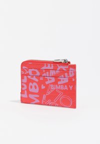 Czerwony portfel o fakturze z zamkiem błyskawicznym, z wyraźną różową typografią, wieloma kieszonkami na karty i gładkim wykończeniem. Kompaktowy i funkcjonalny design.