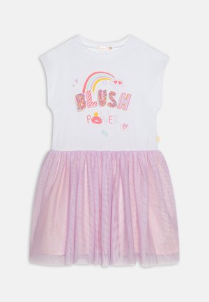 Hvid ærmeløs kjole med farverig "BLUSH POWER" tekst, regnbuegrafik øverst og en lagdelt lyserød tylskørt.