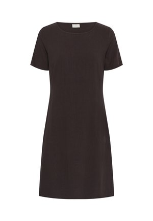 Robe noire à manches courtes, longueur genou, avec un col rond et deux poches devant, présentée sur un fond blanc.