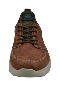 Braune Leder-Sneaker mit dunklen Schnürsenkeln, weißer Sohle und dem Etikett "Bugatti Established 1978" auf der gepolsterten Zunge.