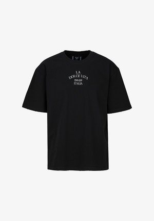 Zwart katoenen T-shirt, ontspannen pasvorm, korte mouwen, ronde hals, met witte geborduurde tekst: "LA DOLCE VITA 1969 ITALIA." Eenvoudig ontwerp.