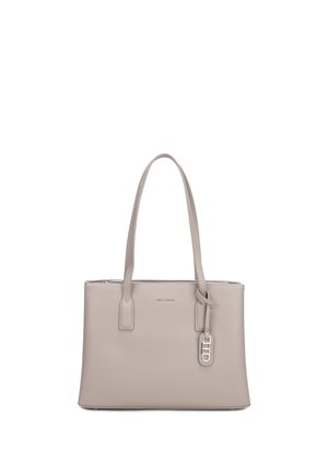 Borsa a mano rettangolare in pelle color taupe con doppia tracolla e un ciondolo decorativo argentato attaccato vicino al manico.