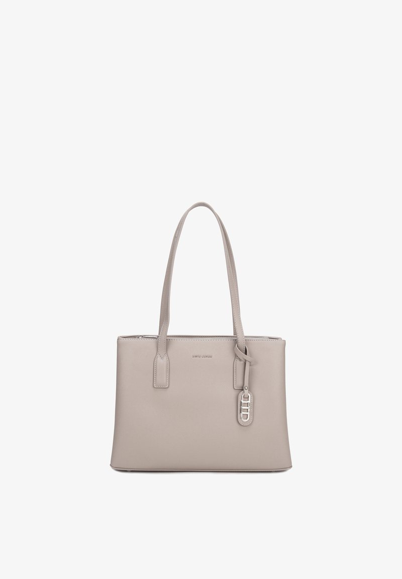 Sac à main rectangulaire en cuir taupe avec double bandoulière et un porte-bonheur décoratif argenté attaché près de la poignée.