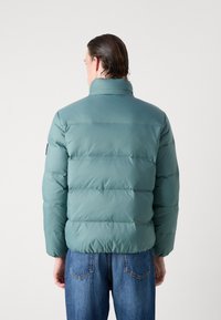 Calvin Klein Jeans ESSENTIALS JACKET - Jakna ispunjena paperjem - north atlantic