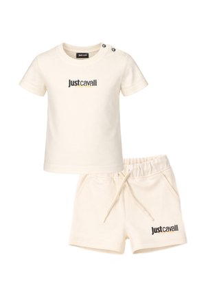 Set per bambini composto da maglietta a maniche corte color crema e pantaloncini, entrambi con il logo "Just Cavalli" e dettagli con bottoni sulla spalla della maglietta.