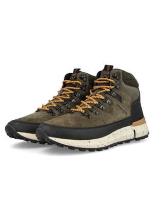 Paire de bottes de randonnée montantes vert olive et noires avec des lacets orange et des semelles blanches mouchetées, de marque "Wrangler" sur le côté.