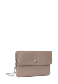 Clutch in pelle beige con pattina piegata, chiusura a bottone argento e tracolla a catena. Presenta un logo impressa sul davanti. Texture liscia.