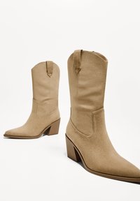 Bershka HIGH-HEEL - Cowboy-/Bikerlaarzen - beige