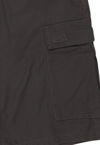Pantalones cortos cargo grises hechos de una tela ligera, con un bolsillo lateral con tapa rectangular, corte recto y un sutil patrón texturizado.