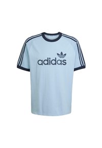 Világoskék pamut póló sötétkék díszítéssel, rövid ujjakkal, kerek nyakkivágással és egy nagy fekete "adidas" logóval az elején.