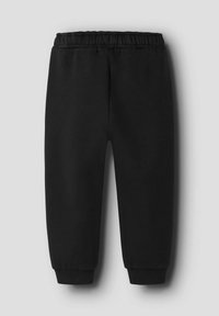 Zwarte sweatpants van zacht materiaal, met een elastische tailleband, omgeslagen enkels en een gladde textuur zonder zichtbare patronen.
