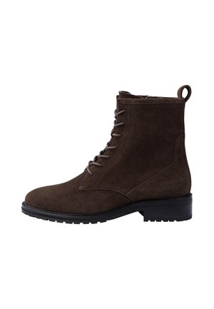 Dunkelbrauner Wildleder-Schnürstiefel mit schwarzer Gummisohle und niedrigem Absatz, mit Zuglasche hinten.