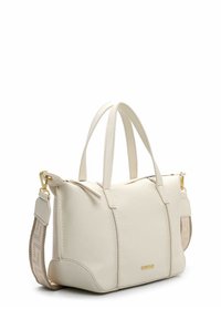 Valge nahast käekott, millel on struktureeritud disain, topeltülemised käepidemed, mustriline õlarihm ja kuldse tooniga riistvara aksendid.