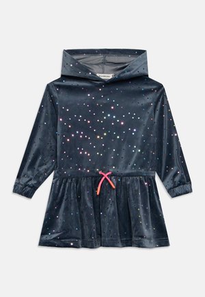 Dunkelblaues, langärmliges Kapuzenkleid mit mehrfarbigen glitzernden Punkten und einem rosa Kordelzug in der Taille.