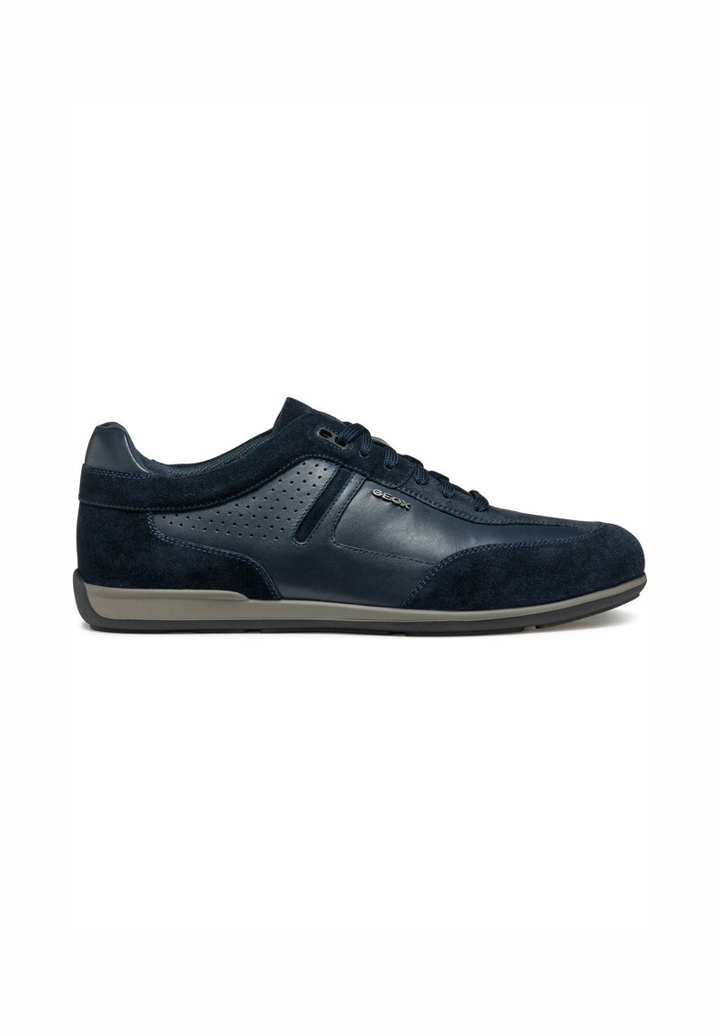 Sneakers blu navy realizzati in pelle e suede, con accenti perforati, una suola in gomma a profilo basso e un design con lacci.