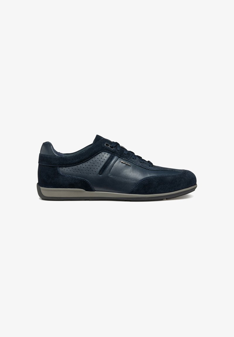 Sneakers blu navy realizzati in pelle e suede, con accenti perforati, una suola in gomma a profilo basso e un design con lacci.
