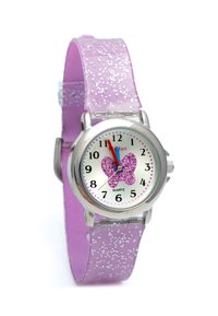 Montre à quartz avec un boîtier rond en argent, un cadran blanc présentant un papillon pailleté rose et un bracelet lavande avec des éclats d'argent.