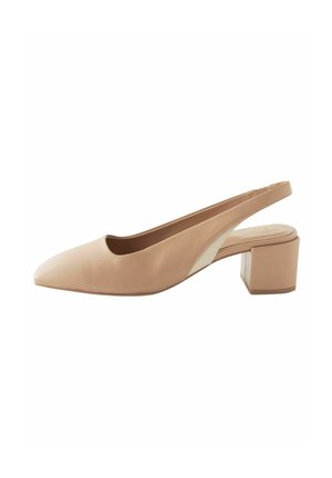 Beige slingback-korkokenkä, jossa on terävä kärki, valmistettu sileästä nahasta. Varustettu lohkaremmillä ja kontrastivärisellä paneelilla sivussa.