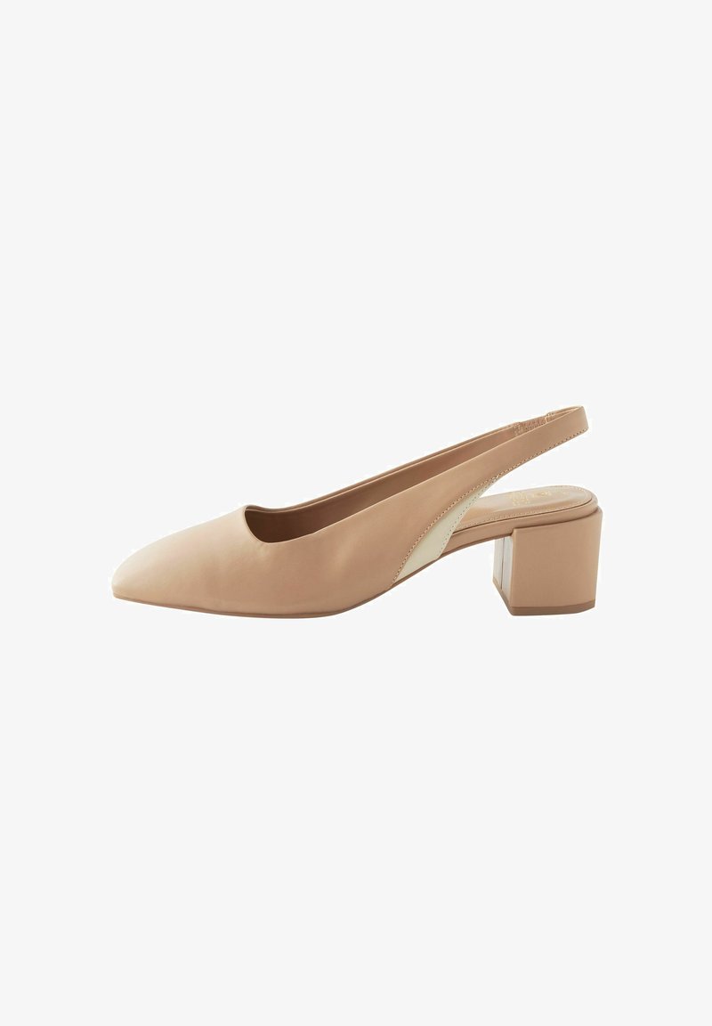 Escarpin beige à talon ouvert avec un bout pointu, fabriqué en cuir lisse. Comprend un talon bloc et un panneau contrastant sur le côté.