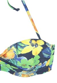 Bikini vrh s cvetnim vzorcem, ki prikazuje rumene cvetove in zelene liste na temno modri podlagi. Mehka tkanina s gubanim detajlom.