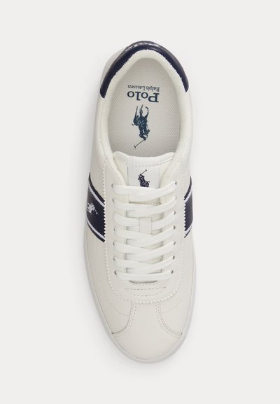Λευκό δερμάτινο αθλητικό παπούτσι με μπλε ρίγα στο πλάι, λευκά κορδόνια και λογότυπο Polo Ralph Lauren εσωτερικά και στη γλώσσα.