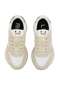 Sneakers beige e bianchi con materiali in rete e suede, punta rotonda, lacci piatti e suole interne nere contrassegnate con "R" e "L". Presenta una linguetta con logo.