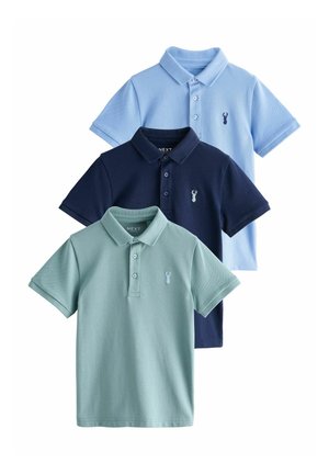 Trzy koszulki polo z krótkim rękawem w kolorach jasnoniebieskim, granatowym i szałwiowym zielonym, każda z małym logo jelenia na lewej piersi.