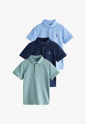 Drei kurzärmelige Poloshirts in Hellblau, Marineblau und Salbeigrün, jeweils mit einem kleinen Reh-Logo auf der linken Brust.