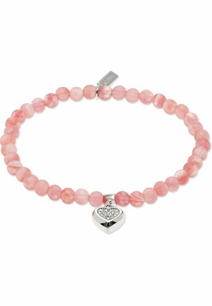 Bracelet à ressort avec des perles rondes roses et un charm en forme de cœur en argent incrusté de petites pierres claires.
