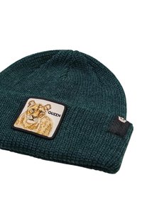 Gr�üne Strickmütze mit einem quadratischen Patch, der eine Löwengrafik und das Wort "QUEEN" in Schwarz zeigt. Die Textur ist gerippt und weich.