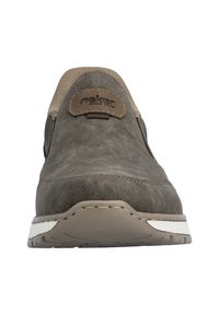Chaussure à enfiler en daim gris avec un col rembourré et un patch logo en cuir marron. La semelle est marron clair avec des accents blancs.