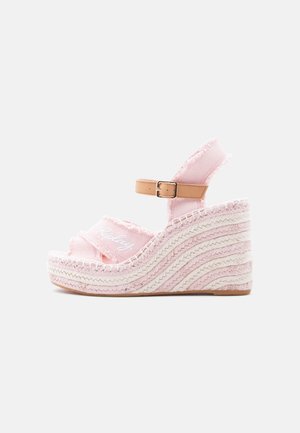 Sandalo espadrille con zeppa rosa con cinturini in tessuto sfrangiato, fibbia marrone regolabile e zeppa in iuta intrecciata con motivo a onde.