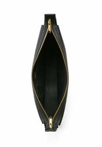 Clutch in pelle nera con forma strutturata, dotata di una cerniera dorata lungo la parte superiore, superficie liscia e interno non foderato.