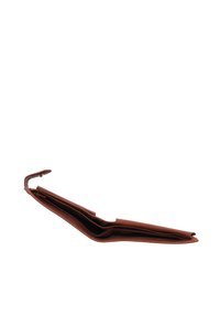 Portefeuille en cuir marron ouvert à plat, montrant plusieurs compartiments et un rabat pressionné sur fond blanc.