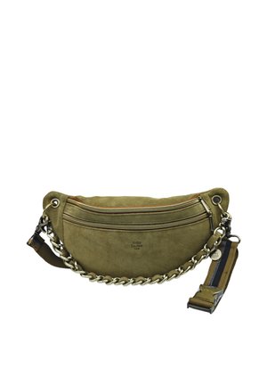 Sac banane en tissu vert olive avec deux poches zippées, une chaîne dorée épaisse et une bandoulière en toile ajustable avec une boucle en métal.