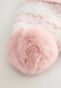 Rosa, flauschige Socke mit einer weichen, plüschigen rosa Bommel an der Spitze, ausgestattet mit einem gestreiften Muster aus weißem und hellrosa Garn.