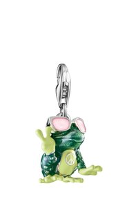 Grüner Glasfrosch-Anhänger mit rosa Sonnenbrille, silbernen Akzenten und Friedenssymbol auf dem Körper. Verfügt über eine detaillierte Textur und ein verspieltes Design.