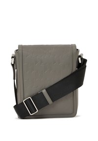 Borsa a tracolla grigia con motivo geometrico testurizzato, tracolla nera regolabile e accessori in argento. Forma rettangolare compatta, finitura liscia.