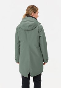 Waterdichte groene parka jas met een capuchon, met een rechte pasvorm, klepzakken en verstelbare manchetten; soepele textuur.
