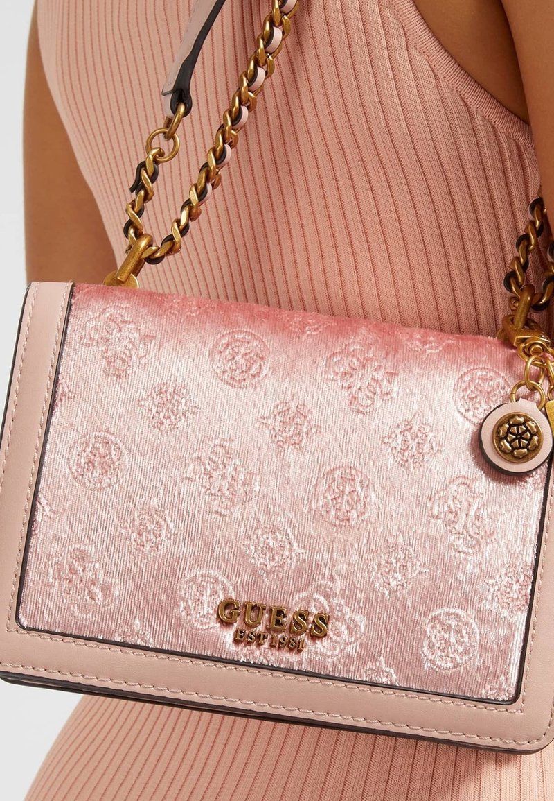 Sac Bandoulière Guess Vintage Rose Avec Chaîne Argentée - Occasion - Sac Femme Verni