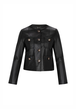 Chaqueta de cuero negra con un diseño corto, que presenta un cuello redondo, botones dorados y cuatro bolsillos frontales. Textura suave.