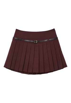 Gonna plissettata color bordeaux con cintura nera, dotata di vita e plissettatura regolare. La trama del tessuto appare liscia e ben strutturata.