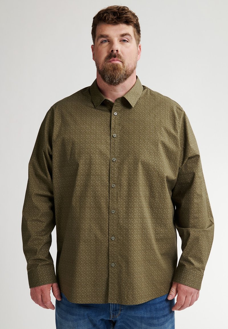 Camicia a maniche lunghe con bottoni in tessuto verde oliva, decorata con un sottile motivo geometrico, dotata di colletto a punta e chiusura frontale con bottoni.