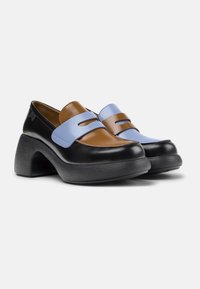 Scarpe in pelle marrone, blu e nere con punta rotonda e tacco largo e alto. Presentano due cinghie sul davanti e una suola a pianta texturizzata.