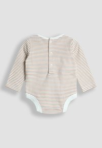 Gestreifter langärmeliger Body in Creme und Hellbraun, mit einem Druckknopfverschluss hinten und kontrastierenden weißen Akzenten am Halsausschnitt und an den Beinen.