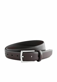 Ceinture en cuir marron avec une finition texturée, dotée d'une boucle en métal argenté et de plusieurs trous de fixation pour l'ajustement.