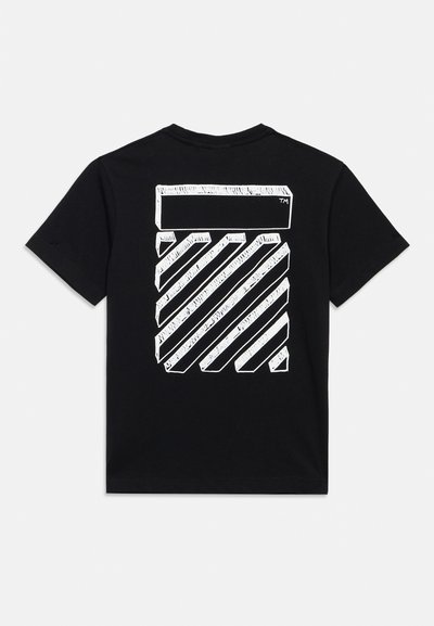 Μαύρο πουκάμισο με κοντό μανίκι και λευκό αφηρημένο γεωμετρικό σχέδιο με ορθογώνιο μπλοκ πάνω από πλαϊνό ριγέ μπλοκ στην πλάτη.