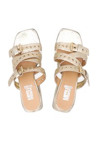 Lichtbeige vierkante sandalen met gestructureerde banden, voorzien van gouden hardware en ronde uitsparingen. Glad, glanzend bovenwerk.