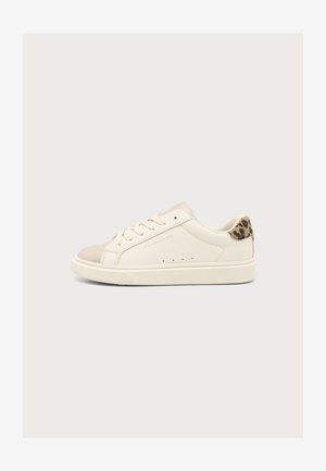 Μπεζ sneaker χαμηλού ύψους με κρεμ κορδόνια και σόλα, λεπτομέρεια με λεοπάρ μοτίβο στη φτέρνα και διακριτικό λογότυπο στην πλαϊνή πλευρά.