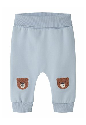 Jasnoniebieskie spodnie dla niemowląt z prążkowanym pasem i mankietami, z haftowanymi brązowymi twarzami misiów na każdym kolanie.
